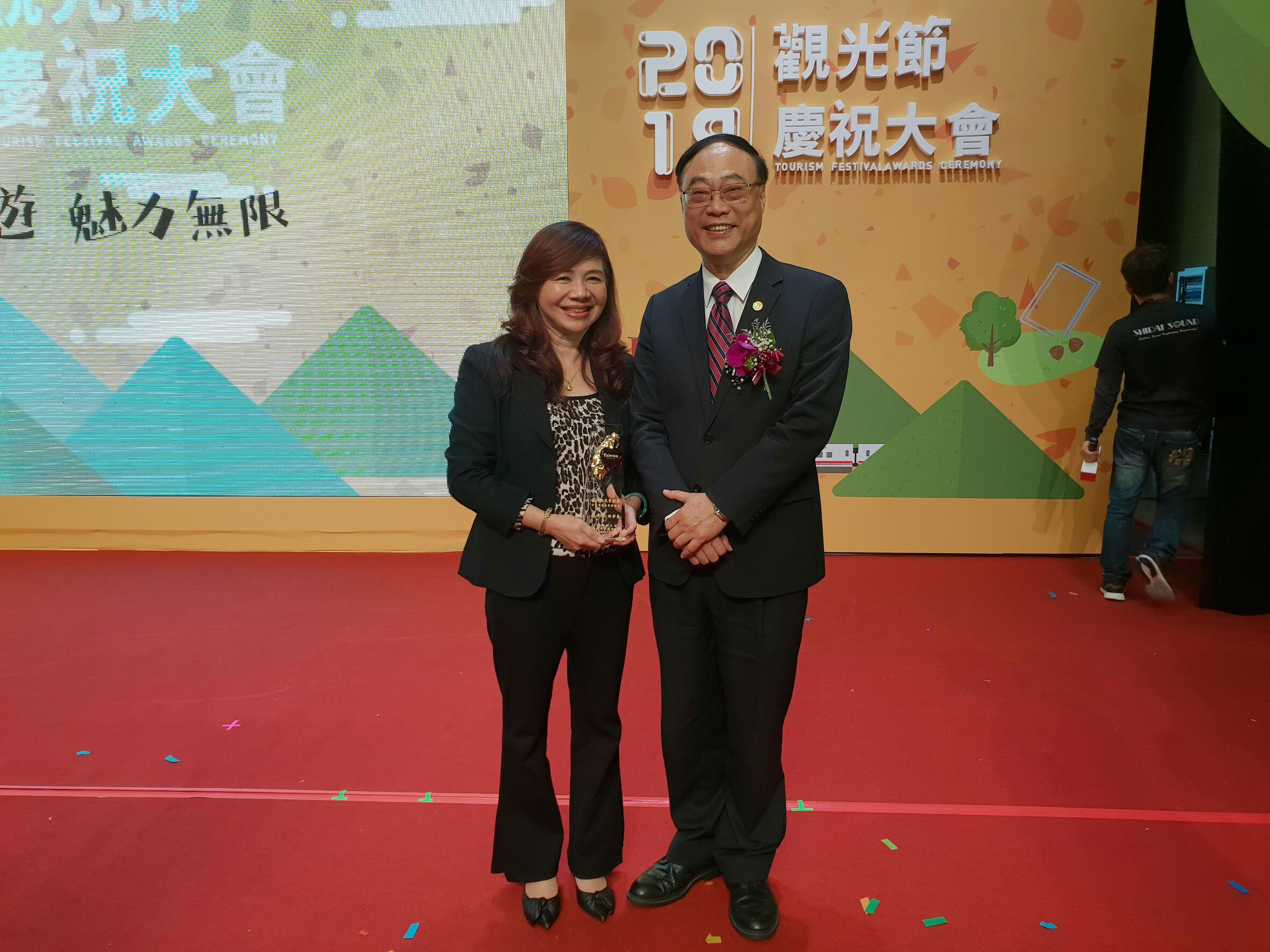 Receiving award from Minister of Transportation Lin Chia-Lung