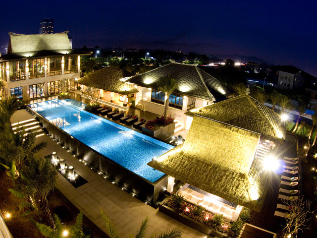 日月谷温泉渡假村坐落于厦门天竺山麓，山峦环抱、景色绮丽，是全国首家同时拥有国家4A级旅游景区、五星级旅游饭店的温泉度假村。